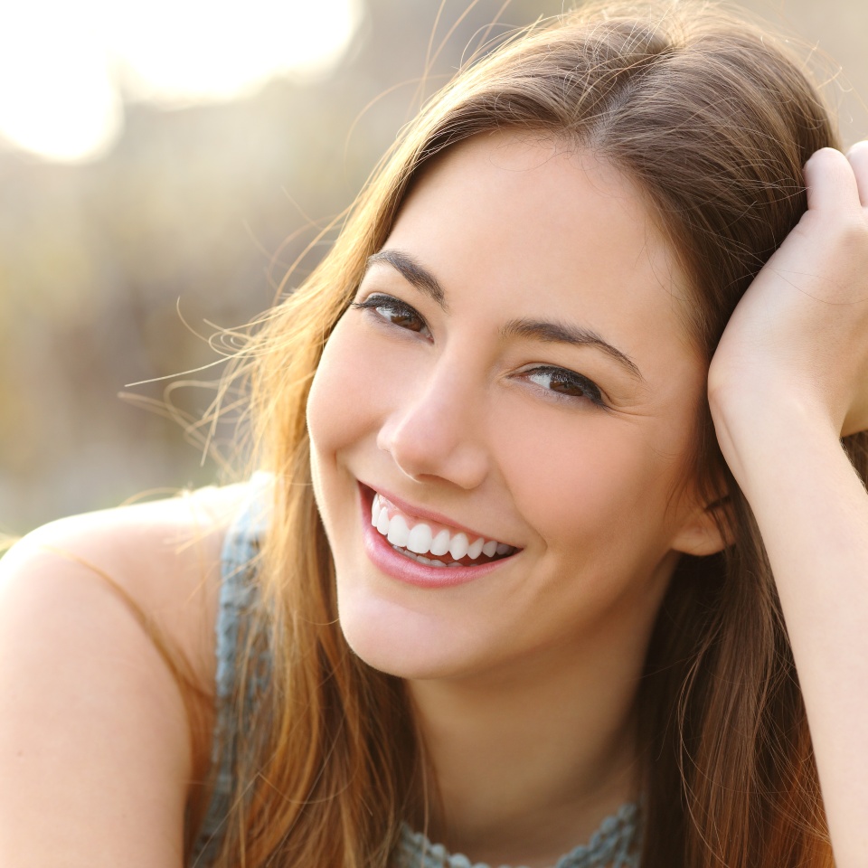 Woman smiling with white teeth in a park